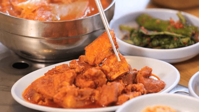 테이블 위의 제육볶음