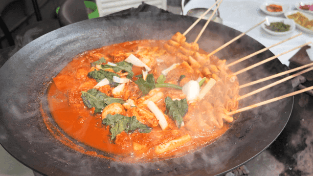 Pot lid spicy chicken stew with fish cake skewers