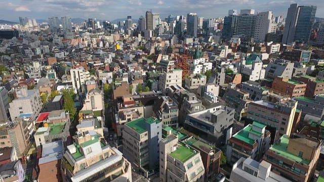 조밀한 도시 경관의 상공 전망