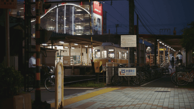 사람들과 자전거가 있는 저녁 기차역