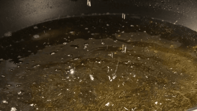 프라이팬에서 가열되고 있는 기름