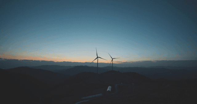 산속의 해질녘 풍력 터빈