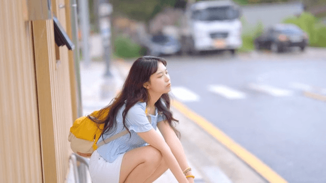 비 오는 날 밖에서 기다리는 젊은 여성