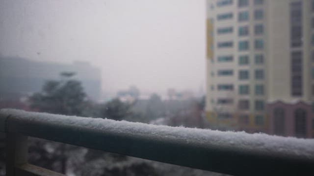 눈 내리는 도시 풍경과 높은 건물