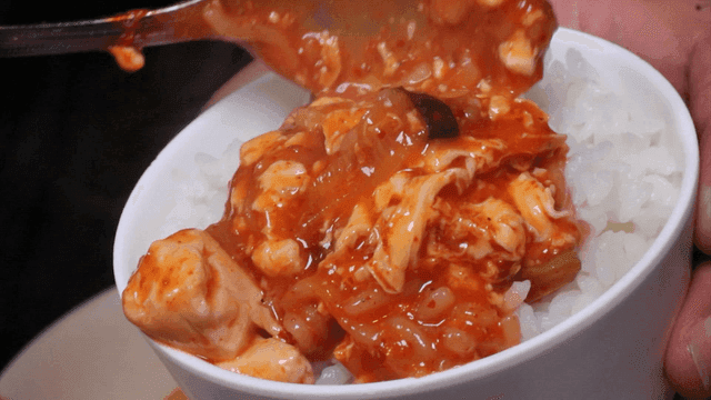 밥 위에 올리는 순두부찌개