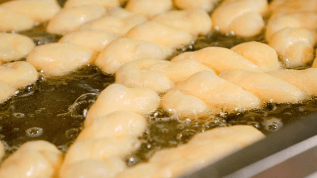 뜨거운 기름에 튀겨지는 꽈배기 도넛