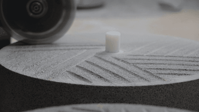 현무암 맷돌 표면에 패턴을 만드는 그라인더