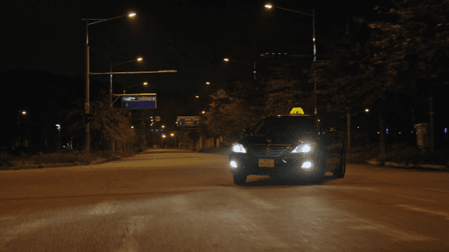 택시가 달리는 야간 도시 거리