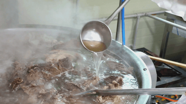 큰 냄비에서 고기를 끓이는 장면