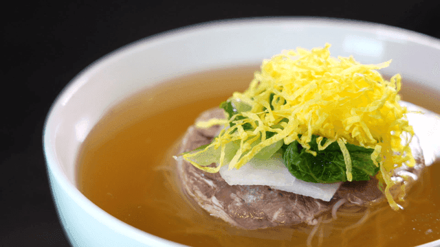Cold noodles topped with beef brisket in bowl