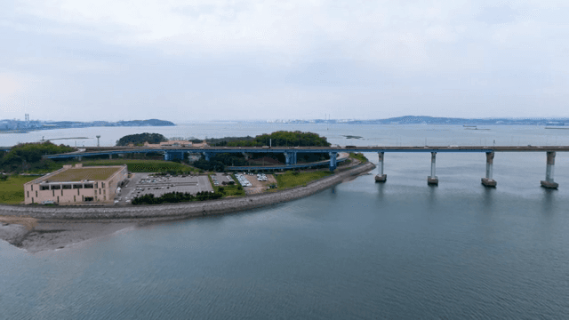 건물과 해안 지역 위의 다리