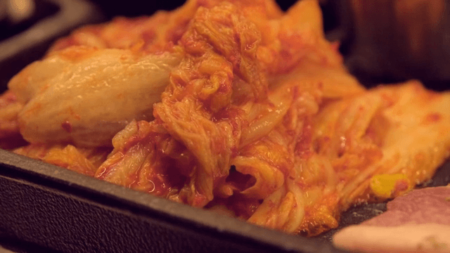 뜨거운 그릴 위에서 지글거리는 김치