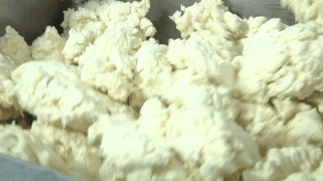 반죽기에서 반죽이 섞이는 장면