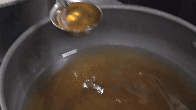 냄비에서 국물을 뜨는 국자