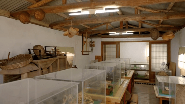 박물관에 전시된 전통 유물