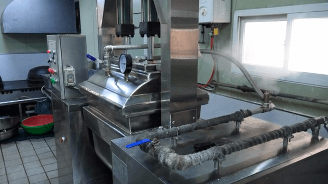 증기가 나는 산업용 주방 장비