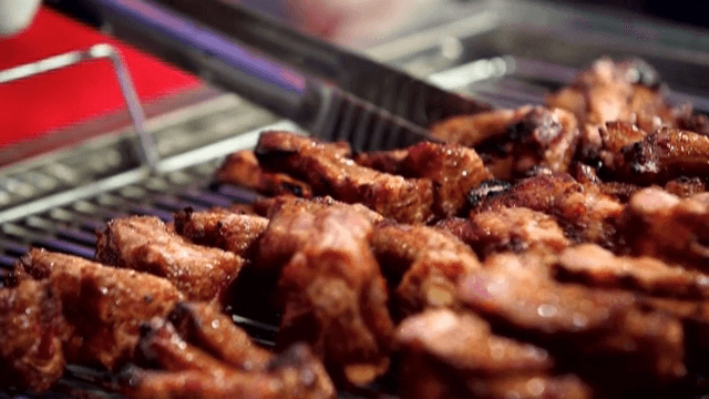 바비큐 그릴 위에서 집게로 구워지고 있는 등갈비