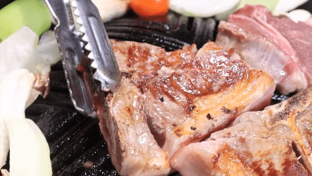 채소와 함께 구워지는 양갈비