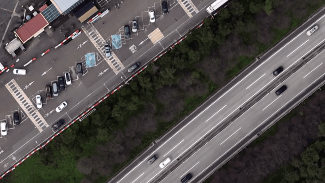 고속도로와 주차장을 위에서 본 모습