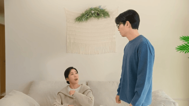 거실에서 언쟁하는 부부