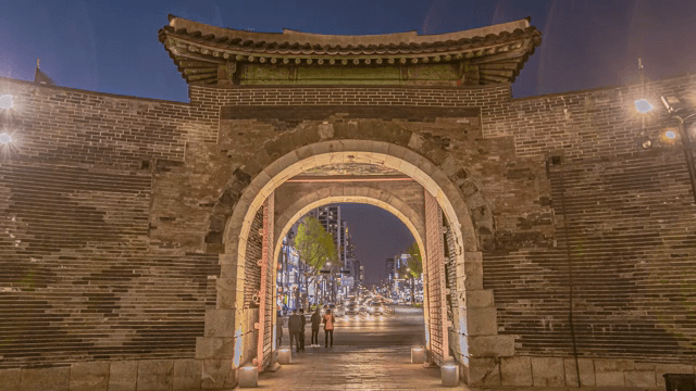 화서문에서 찍은 번화한 밤거리