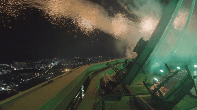 도시 전망대에서 발사되는 불꽃놀이