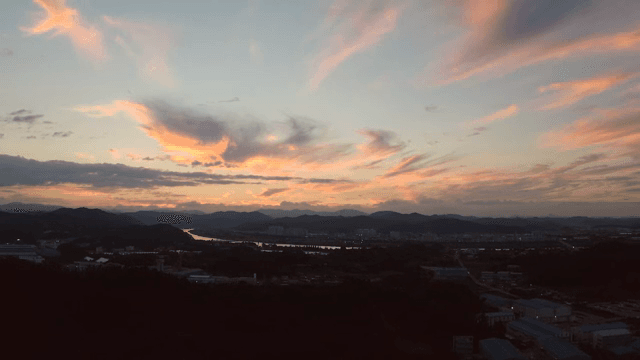 강이 흐르는 마을 위의 고요한 일몰