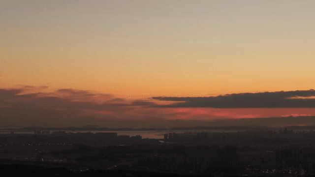 다채로운 색상의 일몰 도시 스카이라인