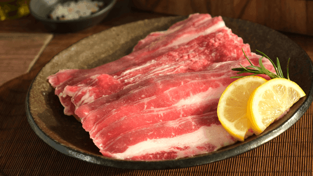 Fresh slices of raw meat with lemon