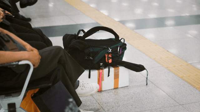 짐을 들고 터미널에서 기다리는 사람들