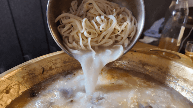Kalguksu poured over Hanwoo hot pot