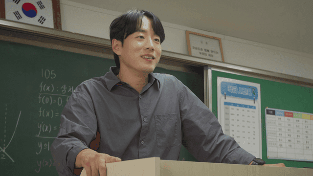 교실에서 웃으며 수업하는 선생님