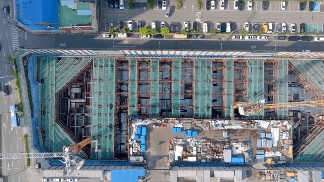 건설 현장에서 토론하는 작업자들