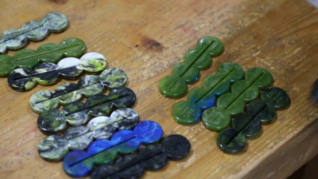 나무 테이블 위 재활용 플라스틱으로 만든 다양한 색상의 치약짜개