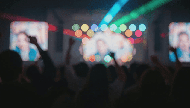 화려한 응원봉과 티켓 그리고 환호하는 관중들이 있는 콘서트