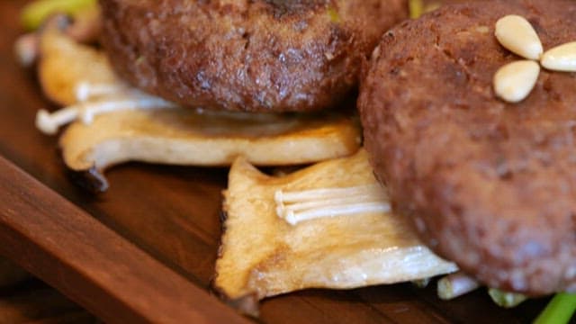 나무 접시에 구운 떡갈비 클로즈업