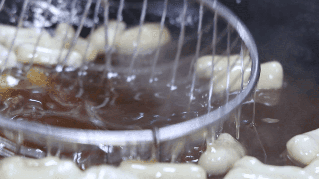 Gangjeong soaked in boiling rice syrup in pot