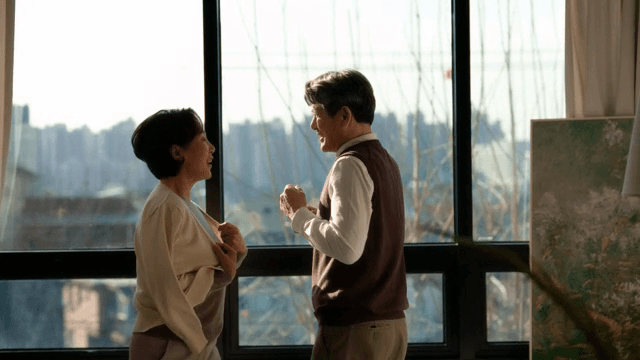 창가에서 행복하게 춤추는 노부부