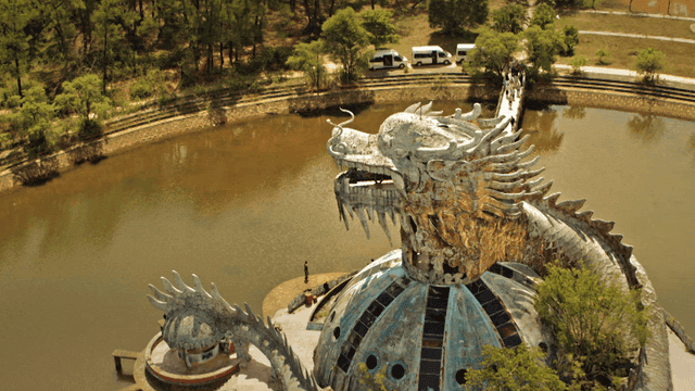 호수 위의 용 모양 구조물