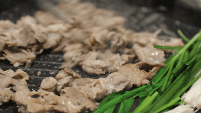 Thinly sliced ​​meat grilled with chives
