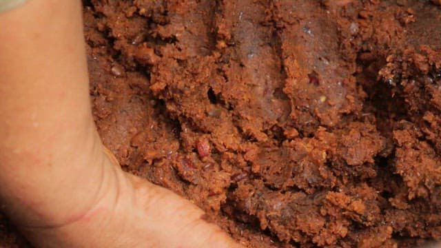 손으로 된장 섞기