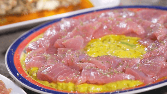 과카몰리에 참치를 올린 접시