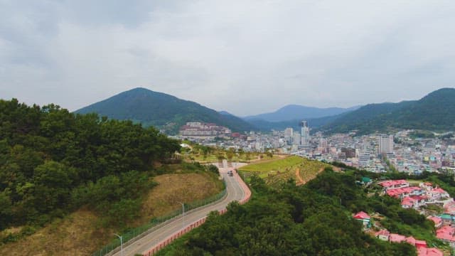 녹색 산 사이에 자리 잡은 도시