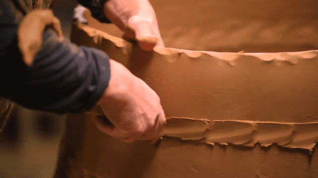 큰 도자기를 만드는 장인