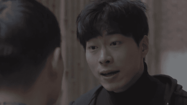 매우 화가 난 채 말을 하는 남성