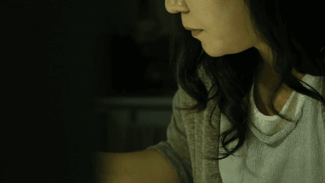 밤늦게 작업에 집중한 여성