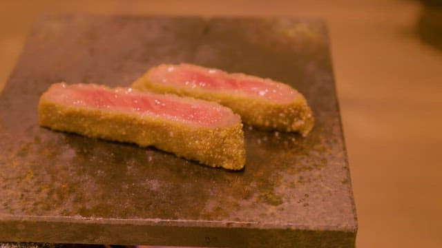 달궈진 돌판 위에서 맛있게 익는 규카츠