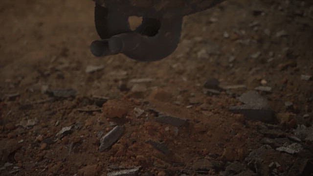 바닥으로 떨어지는 흙과 금속 조각들
