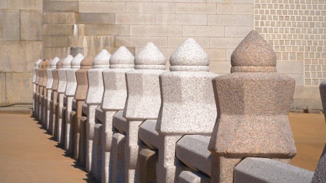 평화로운 오후에 야외에 이어진 난간석