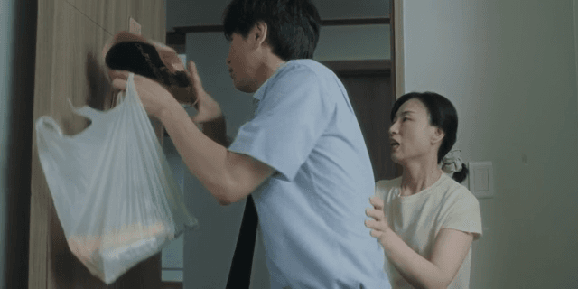 방문 앞 찢어진 포스터를 붙이는 술 취한 남성